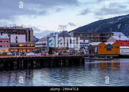 Partenza la mattina presto ad Andalsnes, Norvegia, con la crociera di Natale. Foto Stock