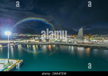 Partenza la mattina presto ad Andalsnes, Norvegia, con la crociera di Natale. Foto Stock