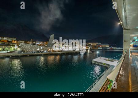 Partenza la mattina presto ad Andalsnes, Norvegia, con la crociera di Natale. Foto Stock