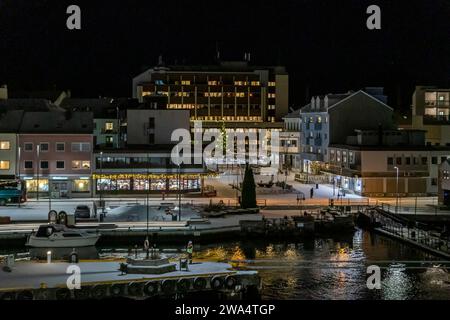 Partenza la mattina presto ad Andalsnes, Norvegia, con la crociera di Natale. Foto Stock