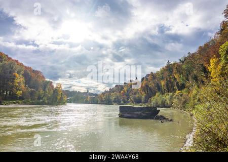 Burghausen: fiume Salzach, vista sul Burghausen in Oberbayern, Inn-Salzach, alta Baviera, Bayern, Baviera, Germania Foto Stock