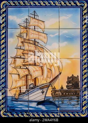 Azulejos moderni e colorati raffiguranti una nave portoghese del XVI secolo, il quartiere di Alfama, Lisbona Foto Stock