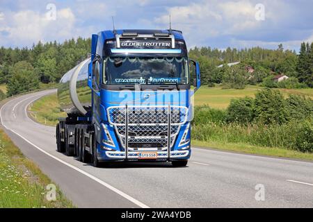 Nuovo autocarro armato Volvo FH540 blu di Transport Sjoman Oy Ab a velocità elevata sull'autostrada 52 in una giornata di sole d'estate. Salo, Finlandia. 9 agosto 2023. Foto Stock