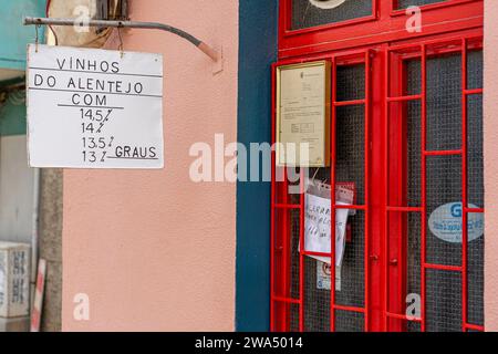 Facciata esterna della taverna con pannello informativo sulla percentuale di alcol nel vino.Barreiro-estremadura-portugal.1-1-2024 Foto Stock