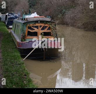 L'arco decorato di una barca stretta sul canale di Oxford vicino a Banbury, nell'Oxfordshire Foto Stock