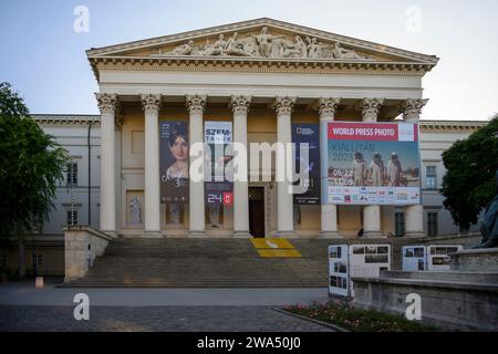 Ingresso frontale esterno e parco del Museo Nazionale Ungherese di Budapest, Ungheria Foto Stock