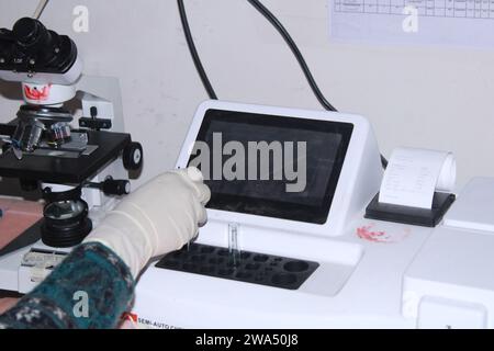 il patologo sta raccogliendo la touch pen. India Foto Stock