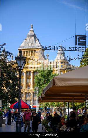 Pedoni e acquirenti in piazza Deak Ferenc, quartiere V, Budapest, Ungheria Foto Stock