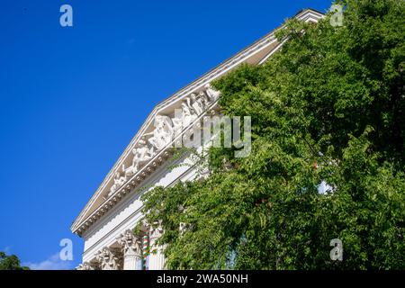 Ingresso frontale esterno e parco del Museo Nazionale Ungherese di Budapest, Ungheria Foto Stock