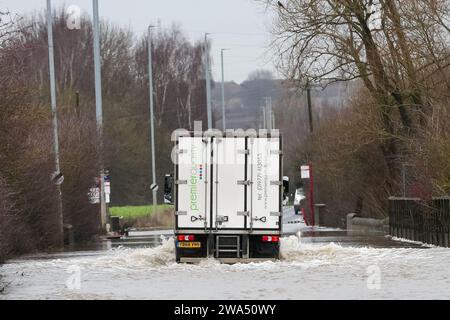 Allerton Bywater, Castleford, Regno Unito. 2 gennaio 2024. Un camion attraversa la strada allagata causata da tempeste e forti piogge sulla A656 vicino Leeds a Barnsdale Road A656, Allerton Bywater, Castleford, Regno Unito, 2 gennaio 2024 (foto di James Heaton/News Images) ad Allerton Bywater, Castleford, Regno Unito il 1/2/2024. (Foto di James Heaton/News Images/Sipa USA) credito: SIPA USA/Alamy Live News Foto Stock