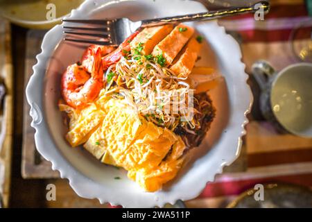 Ciotola di delizioso Pad Thai con gamberi e tofu. Foto Stock