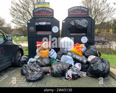 Taplow, Regno Unito. 31 dicembre 2023. I vestiti volano accanto ai punti di donazione di abiti e scarpe dell'esercito della salvezza in un parcheggio a Taplow, Buckinghamshire. Credito: Maureen McLean/Alamy Foto Stock