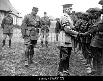 Il generale Sir James Willcocks parla con gli ufficiali indiani ad una parata d'ispezione vicino a Merville, in Francia, nel 1915. Fotografo: H. D. Girdwood. Foto Stock