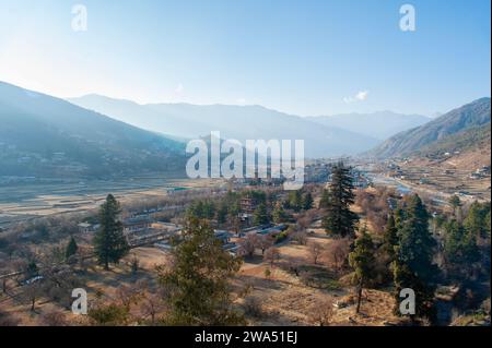 Una vista panoramica della città di Paro in Bhutan nella Valle di Paro. Foto Stock