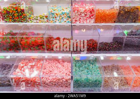 Colorato mix di caramelle zuccherate delizioso pezzo è un capolavoro dolciario, che offre una varietà di sapori e una festa visiva per i sensi Foto Stock