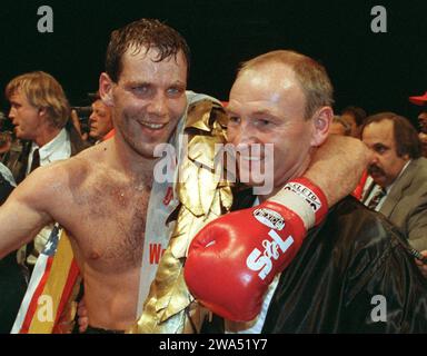 ARCHIVIATO - 27 settembre 1993, Renania settentrionale-Vestfalia, Duesseldorf: Il campione del mondo di boxe Henry Maske (l) e il suo allenatore Manfred Wolke ridono alla cerimonia di premiazione. Il campione dei pesi massimi leggeri di Francoforte/Oder difese con successo il titolo che vinse il 20 marzo 1993 per la prima volta in un match di dodici round contro lo sfidante americano Hembrick nella Philipshalle di Düsseldorf. Foto: Picture Alliance / dpa Foto Stock