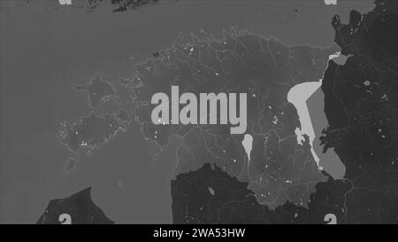 Estonia evidenziata su una mappa di elevazione in scala di grigi con laghi e fiumi Foto Stock