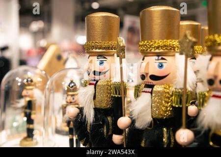 Giocattolo di legno che solda i noci cracker sulla vetrina del negozio. Foto Stock