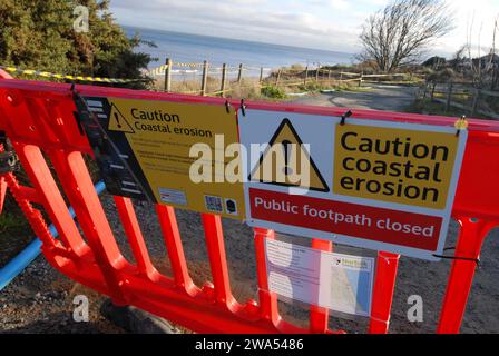 Cartelli sul Marrams che sollecitano cautela e avvertimento che il sentiero pubblico è chiuso a causa del crollo della strada di accesso a causa dell'erosione costiera. Foto Stock