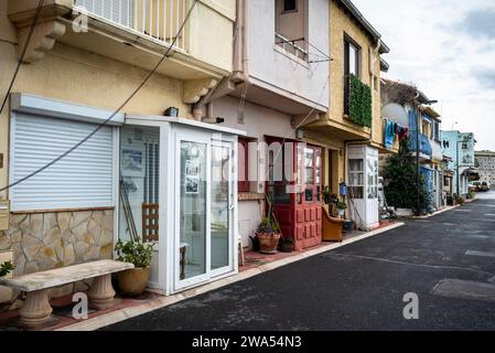 La Pointe Courte, un quartiere di pescatori operaio situato tra il Canal Royal e la laguna di Étang de Thau. Sète, Francia Foto Stock