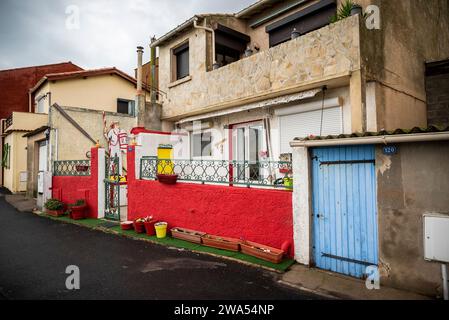 La Pointe Courte, un quartiere di pescatori operaio situato tra il Canal Royal e la laguna di Étang de Thau. Sète, Francia Foto Stock