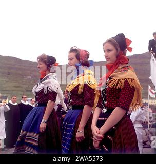 File - le tre principesse, da sinistra, Margrethe, Benedikte e Anne Marie in costumi nazionali faroesi a Klaksvig, Isole Faroe, 1963 la regina Denmarks Margrethe ha annunciato nel suo discorso di Capodanno che abdicherà il 14 gennaio 2024. Il principe ereditario Frederik prenderà il suo posto e diventerà re Frederik il decimo di Danimarca. Foto Stock