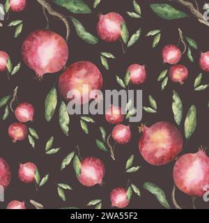 Motivo senza cuciture con melograno e foglie su sfondo grigio. Illustrazione ad acquerello per la decorazione e il design di tessuti, tessuti, souvenir Foto Stock