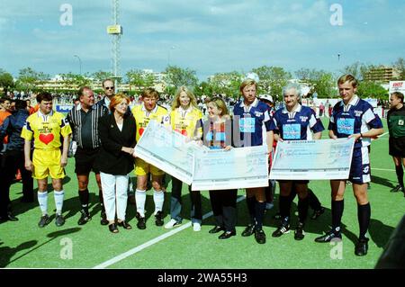 Uwe Bein, Model Claudia Schiffer, Tennisprofi Boris Becker und Ex Fussballer Rudi Völler (2.v.rechts) Beim Charity Event: Planet Mallorca, Benefiz Fussballspiel Dorint Gala auf Mallorca, im Stadion Polideportivo von Magaluf bei der Check-Übergabe beim Charity, Benefiz Fussballspiel Team Dorint mit Claudia Schiffer und Team Boris 2001. Foto Stock