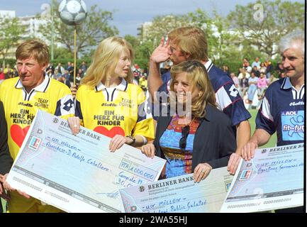 Uwe Bein, Model Claudia Schiffer, Tennisprofi Boris Becker und Ex Fussballer Rudi Völler (ganz rechts) Beim Charity Event: Planet Mallorca, Benefiz Fussballspiel Dorint Gala auf Mallorca, im Stadion Polideportivo von Magaluf bei der Check-Übergabe beim Charity, Benefiz Fussballspiel Team Dorint mit Claudia Schiffer und Team Boris Becker, Spanien 2001. Foto Stock