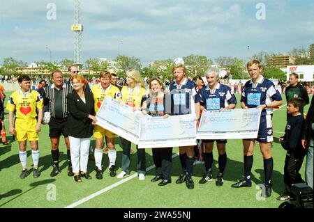 Uwe Bein, Model Claudia Schiffer, Tennisprofi Boris Becker und Ex Fussballer Rudi Völler (2.v.rechts) Beim Charity Event: Planet Mallorca, Benefiz Fussballspiel Dorint Gala auf Mallorca, im Stadion Polideportivo von Magaluf bei der Check-Übergabe beim Charity, Benefiz Fussballspiel Team Dorint mit Claudia Schiffer und Team Boris 2001. Foto Stock