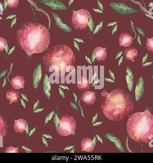 Motivo senza cuciture con melograno e foglie su sfondo rosso. Illustrazione ad acquerello per la decorazione e il design di tessuti, tessuti, souvenir Foto Stock