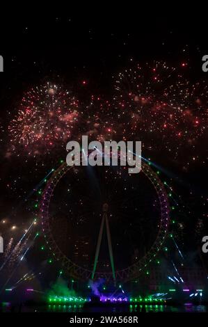 Londra, Regno Unito. 1 gennaio 2024. Lancio dei fuochi d'artificio di Capodanno per festeggiare l'arrivo del 2024 al Tamigi a Londra. Foto Stock