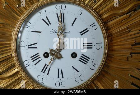 Orologio Berthoud vintage con lancette con numeri romani e cornice in ottone. Foto Stock