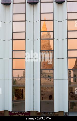 Ungheria, Budapest, il Bastione dei pescatori si riflette in un edificio moderno. Foto Stock