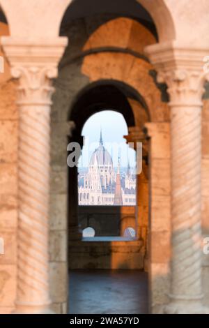 Ungheria, Budapest, guardando verso il palazzo del parlamento dal Bastione dei Pescatori. Foto Stock