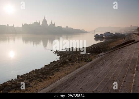 Ungheria, Budapest, vista del Parlamento sul Danubio la mattina presto. Foto Stock