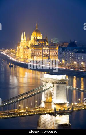 Ungheria, Budapest, vista sul Danubio, il Ponte delle catene e gli edifici del Parlamento dalla zona del castello. Foto Stock