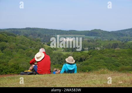 Prenditi una pausa, godendoti la vista da Chase End Hill, Herefordshire, Regno Unito. Foto di Andrew Higgins/Thousand Word Media Foto Stock