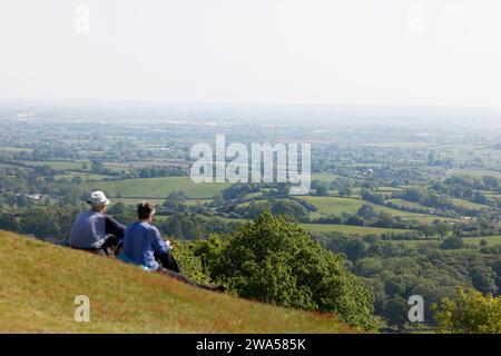 Prenditi una pausa, godendoti la vista da Chase End Hill, Herefordshire, Regno Unito. Foto di Andrew Higgins/Thousand Word Media Foto Stock