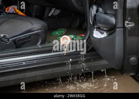 Un'auto si trova a terra piena d'acqua sulla strada allagata causata da tempeste e forti piogge nei pressi di Leeds su Newton Lane, Fairburn, Castleford, Regno Unito, 2 gennaio 2024 (foto di James Heaton/News Images) Foto Stock