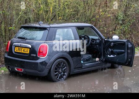 Un'auto si trova a terra piena d'acqua sulla strada allagata causata da tempeste e forti piogge nei pressi di Leeds su Newton Lane, Fairburn, Castleford, Regno Unito, 2 gennaio 2024 (foto di James Heaton/News Images) Foto Stock
