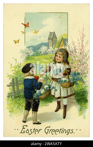 Cartolina di auguri di Pasqua originale americana. Due bambini con cesti di uova e scordami. Non pubblicato. Stati Uniti, circa 1910. Foto Stock