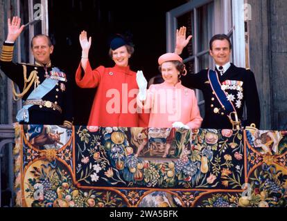 File - il principe Filippo, la regina Margrethe, la regina Elisabetta e il principe Henrik saltano dal balcone del castello di Amalienborg durante la visita della coppia reale britannica, a Copenaghen, in Danimarca, il 16 maggio 1979. Denmarks Queen Margrethe ha annunciato nel suo discorso di Capodanno che abdicherà il 14 gennaio 2024. Il principe ereditario Frederik prenderà il suo posto e diventerà re Frederik il decimo di Danimarca. Foto Stock