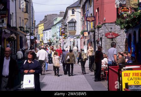 Irlanda, Galway, Quay Street, pittoresche caffetterie e negozi. Foto Stock