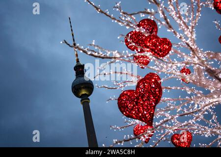 Menschen besuchen den Weihnachtsmarkt am Alexanderplatz a Berlino am 23. Dezember 2023. Weihnachstmärkte a Berlino *** le persone visitano il mercatino di Natale ad Alexanderplatz a Berlino il 23 dicembre 2023 i mercatini di Natale a Berlino Foto Stock