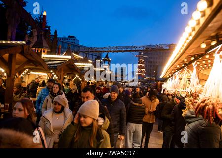 Menschen besuchen den Weihnachtsmarkt am Alexanderplatz a Berlino am 23. Dezember 2023. Weihnachstmärkte a Berlino *** le persone visitano il mercatino di Natale ad Alexanderplatz a Berlino il 23 dicembre 2023 i mercatini di Natale a Berlino Foto Stock