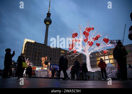 Menschen besuchen den Weihnachtsmarkt am Alexanderplatz a Berlino am 23. Dezember 2023. Weihnachstmärkte a Berlino *** le persone visitano il mercatino di Natale ad Alexanderplatz a Berlino il 23 dicembre 2023 i mercatini di Natale a Berlino Foto Stock