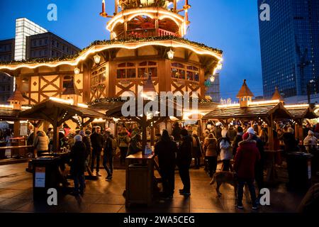 Menschen besuchen den Weihnachtsmarkt am Alexanderplatz a Berlino am 23. Dezember 2023. Weihnachstmärkte a Berlino *** le persone visitano il mercatino di Natale ad Alexanderplatz a Berlino il 23 dicembre 2023 i mercatini di Natale a Berlino Foto Stock