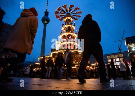 Menschen besuchen den Weihnachtsmarkt am Alexanderplatz a Berlino am 23. Dezember 2023. Weihnachstmärkte a Berlino *** le persone visitano il mercatino di Natale ad Alexanderplatz a Berlino il 23 dicembre 2023 i mercatini di Natale a Berlino Foto Stock