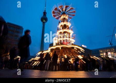 Menschen besuchen den Weihnachtsmarkt am Alexanderplatz a Berlino am 23. Dezember 2023. Weihnachstmärkte a Berlino *** le persone visitano il mercatino di Natale ad Alexanderplatz a Berlino il 23 dicembre 2023 i mercatini di Natale a Berlino Foto Stock